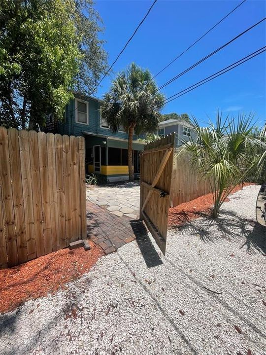 出租: $1,825 (2 贝兹, 1 浴室, 660 平方英尺)