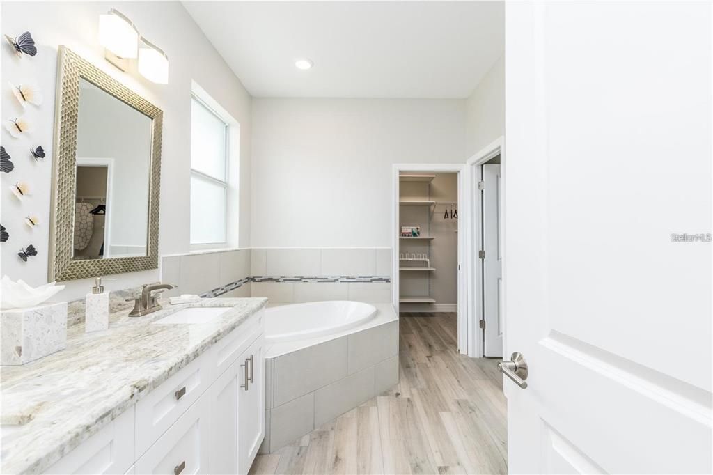 En Venta: $799,999 (4 camas, 2 baños, 2524 Pies cuadrados)