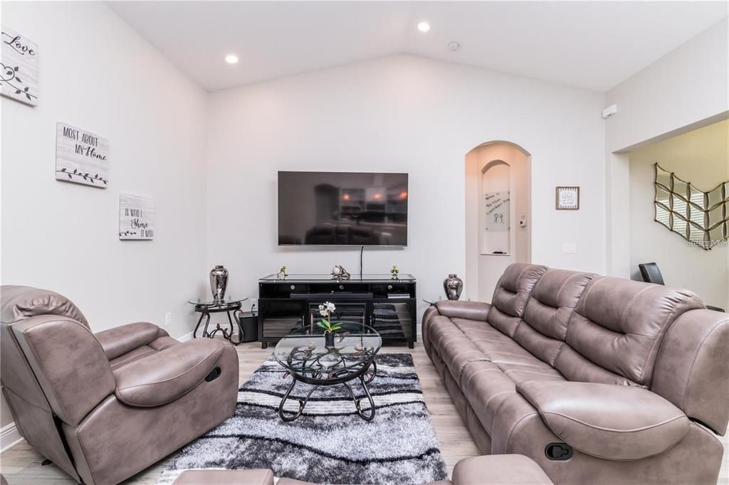 En Venta: $799,999 (4 camas, 2 baños, 2524 Pies cuadrados)