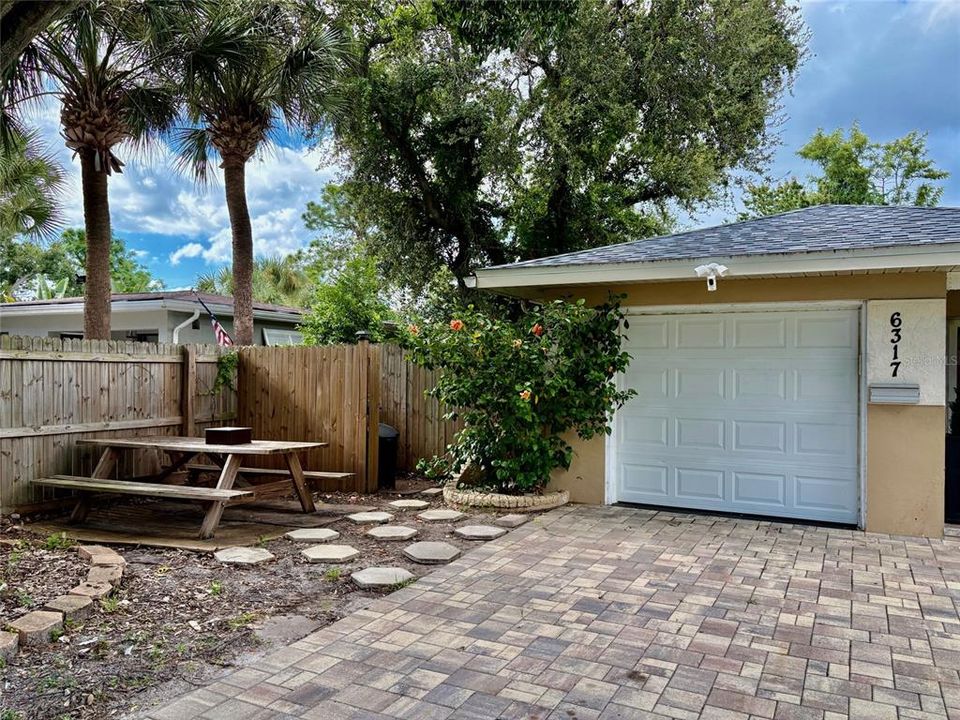 For Sale: $299,000 (2 beds, 1 baths, 1081 Square Feet)