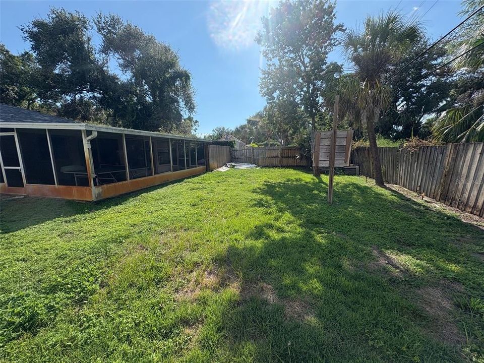 For Sale: $299,000 (2 beds, 1 baths, 1081 Square Feet)