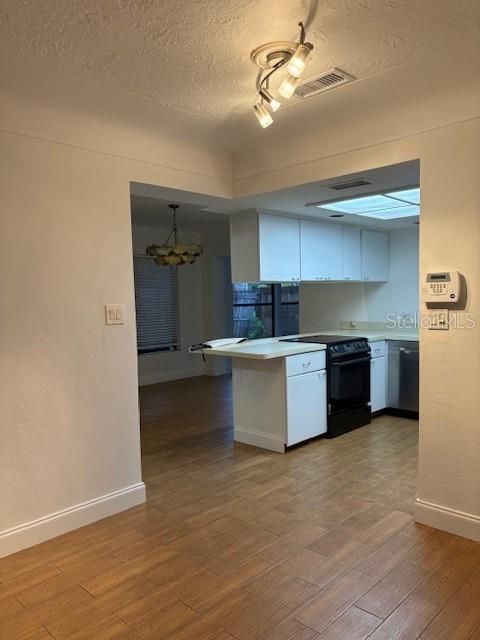 For Sale: $299,000 (2 beds, 1 baths, 1081 Square Feet)