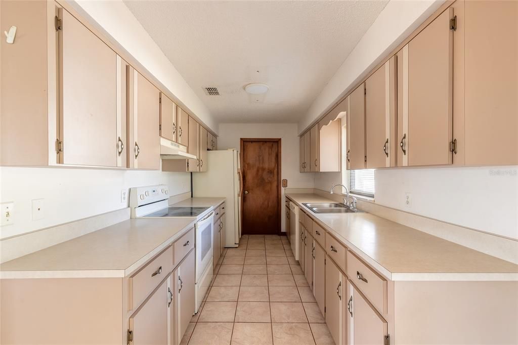 For Sale: $246,000 (3 beds, 2 baths, 1260 Square Feet)