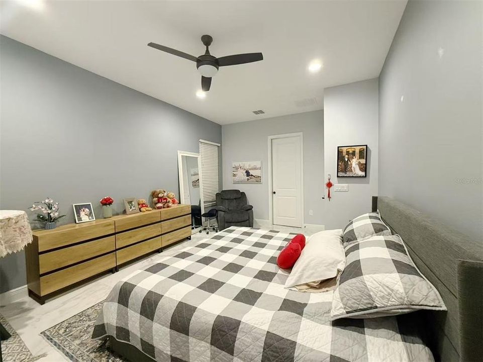 For Sale: $989,000 (6 beds, 4 baths, 3628 Square Feet)