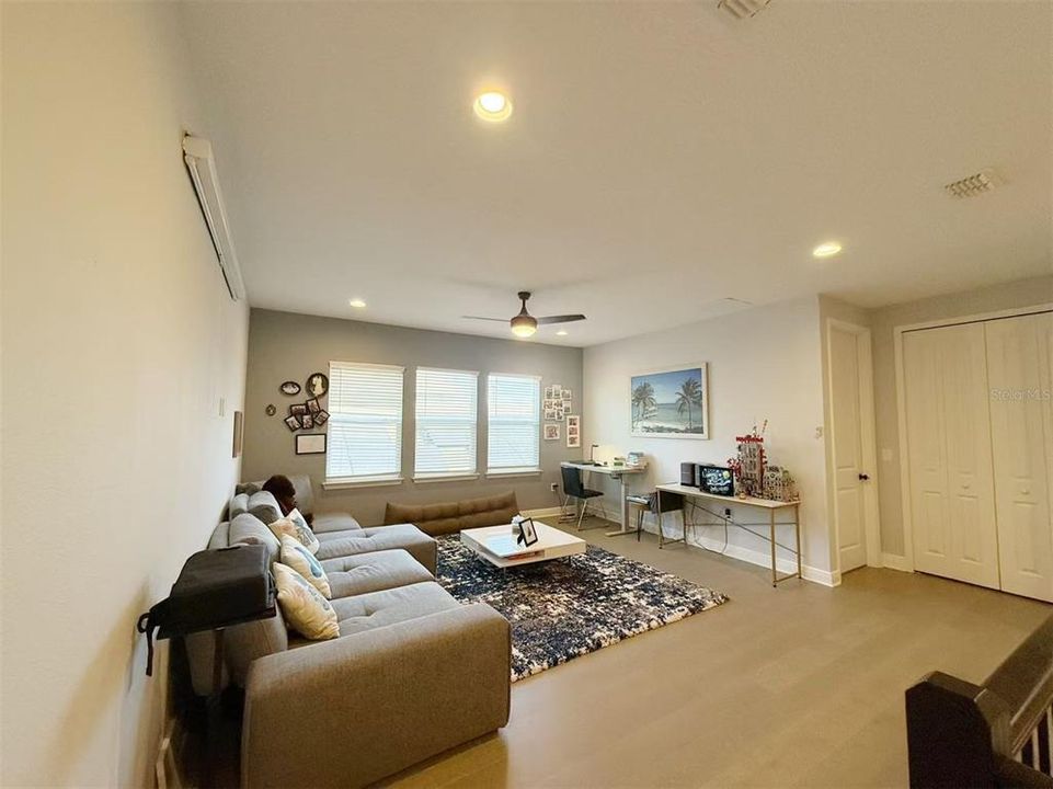 For Sale: $989,000 (6 beds, 4 baths, 3628 Square Feet)