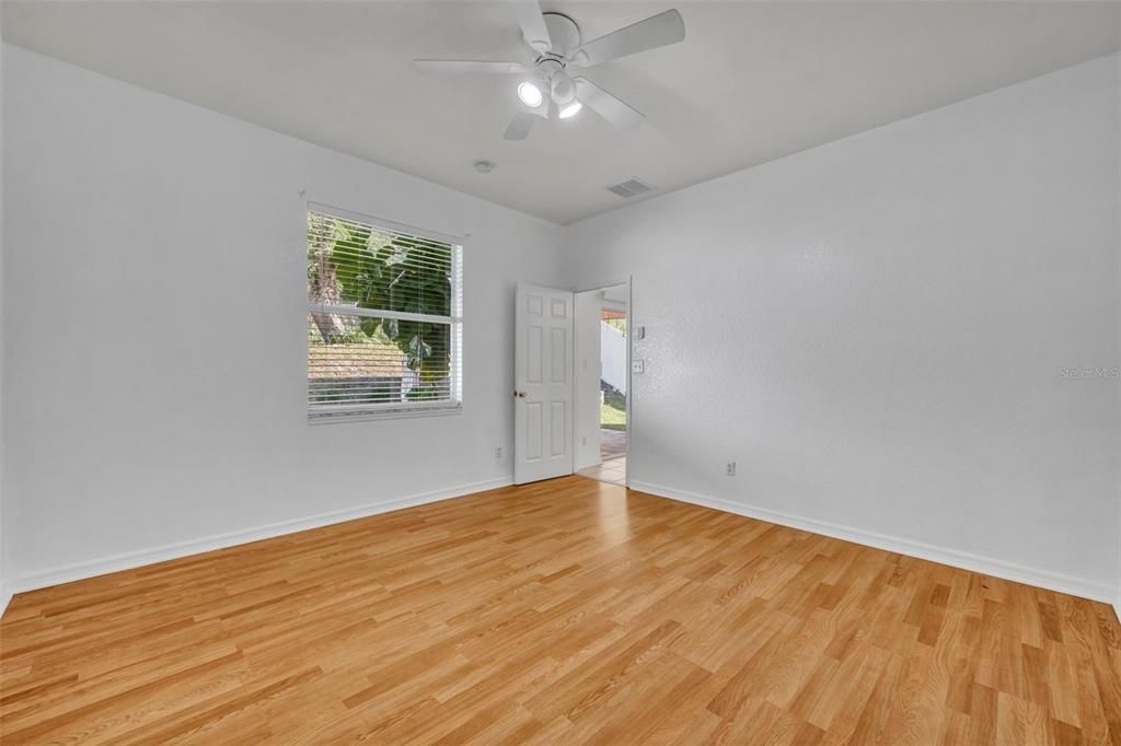 待售: $299,900 (3 贝兹, 2 浴室, 1335 平方英尺)