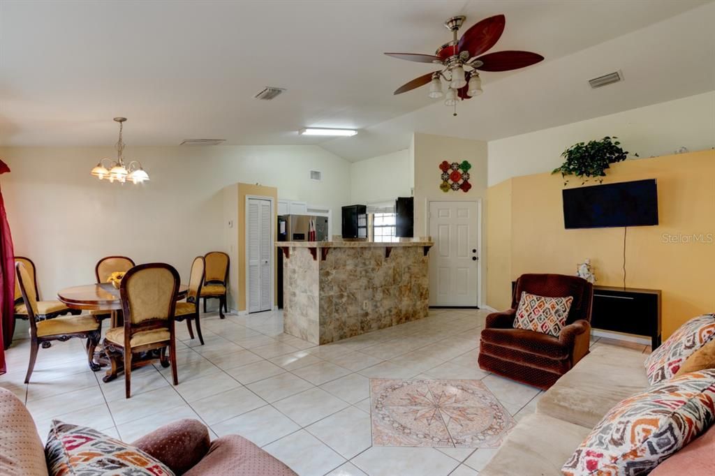 待售: $268,000 (3 贝兹, 2 浴室, 1136 平方英尺)