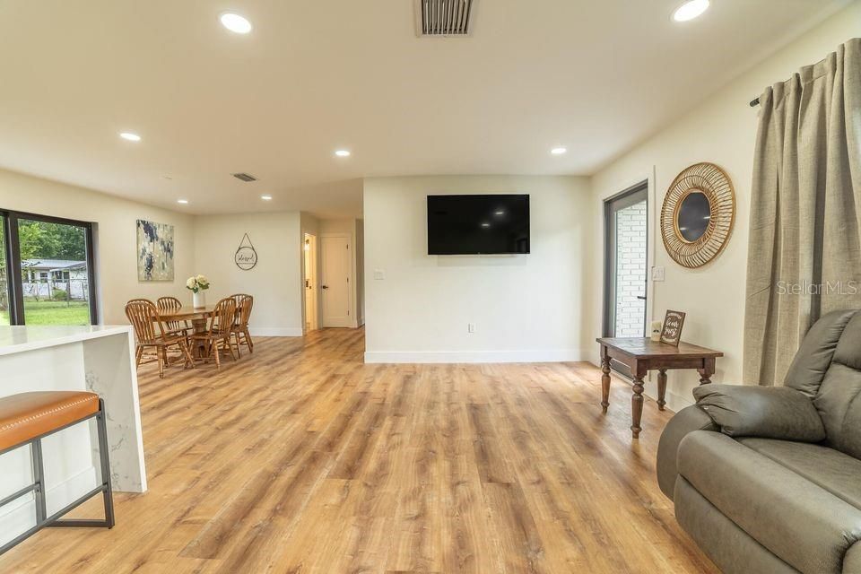 For Sale: $359,000 (3 beds, 2 baths, 1516 Square Feet)