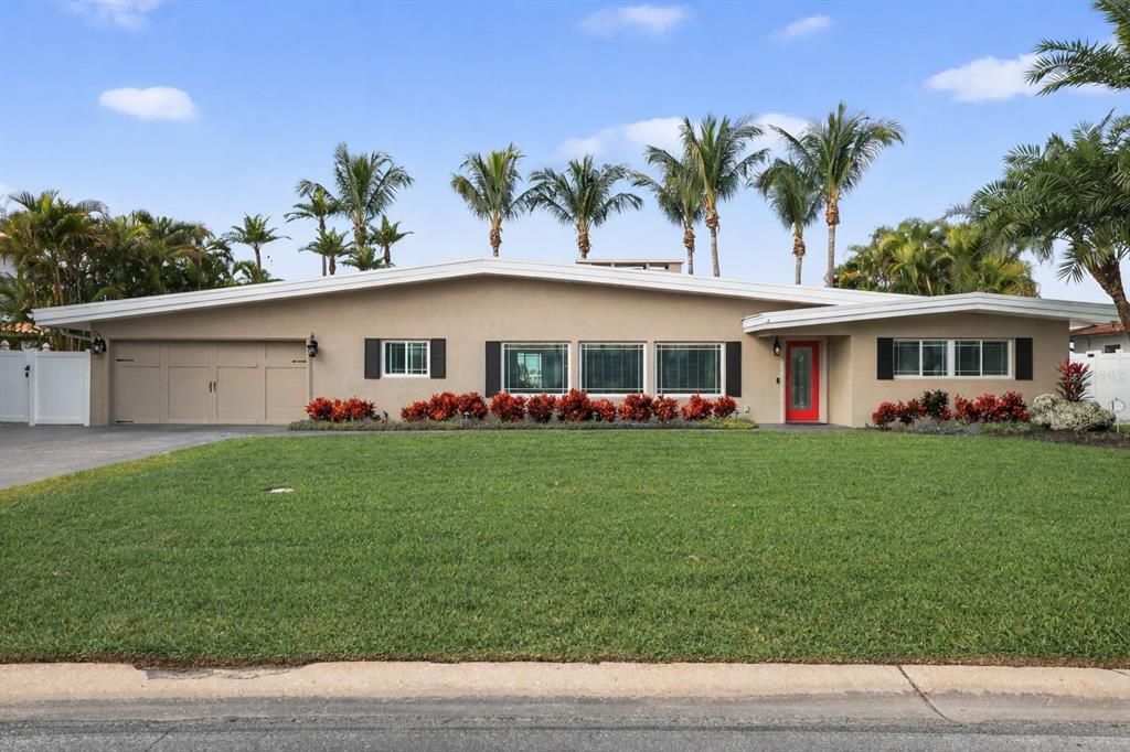 For Sale: $2,099,000 (3 beds, 3 baths, 2384 Square Feet)