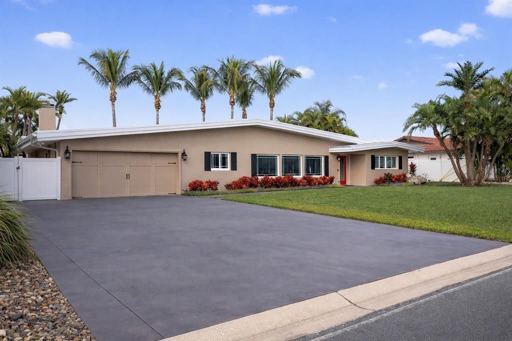 For Sale: $2,099,000 (3 beds, 3 baths, 2384 Square Feet)