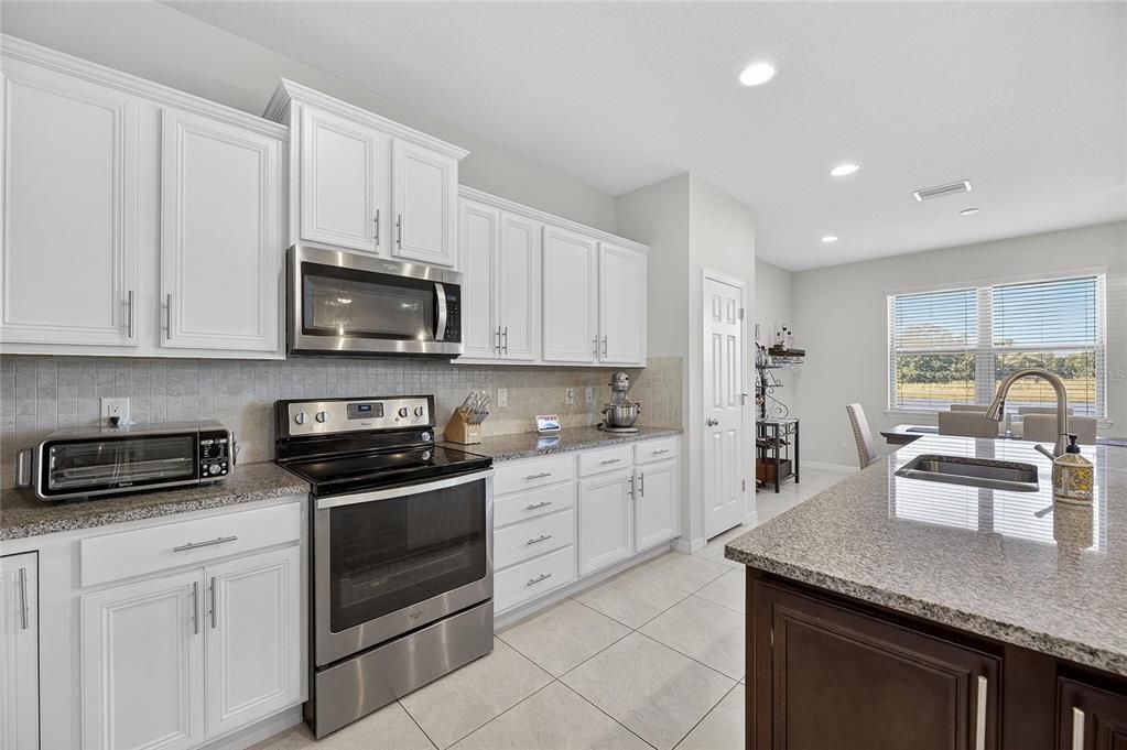 На продажу: $439,900 (4 спален, 2 ванн, 2660 Квадратных фут)