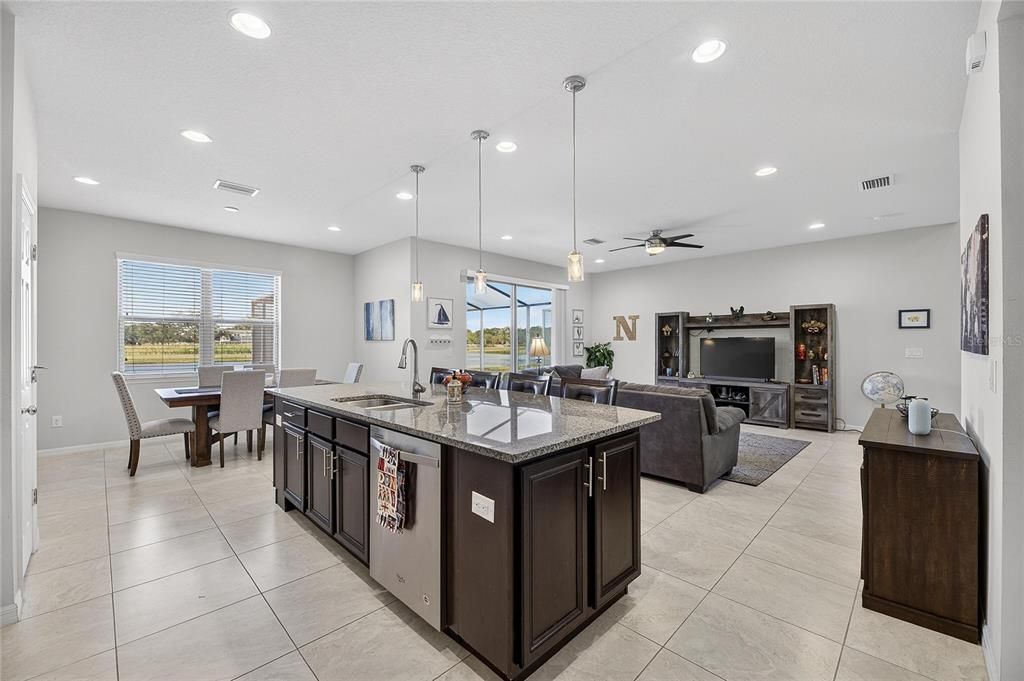 На продажу: $439,900 (4 спален, 2 ванн, 2660 Квадратных фут)