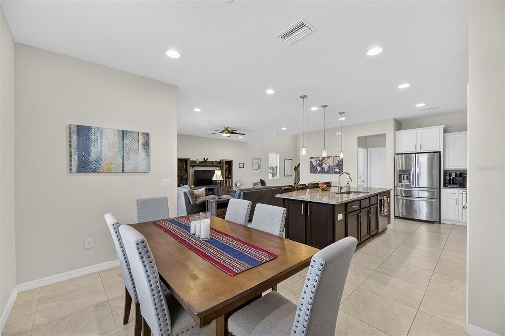 На продажу: $439,900 (4 спален, 2 ванн, 2660 Квадратных фут)