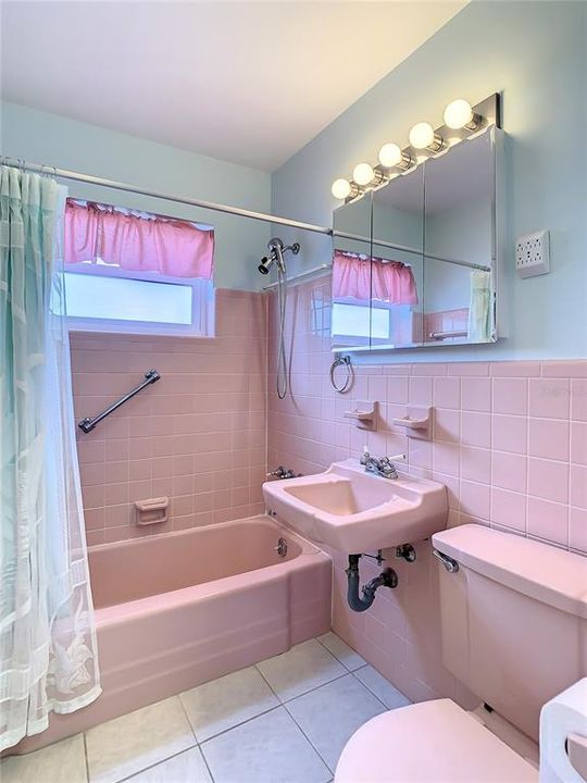 For Rent: $1,640 (2 beds, 1 baths, 812 Square Feet)