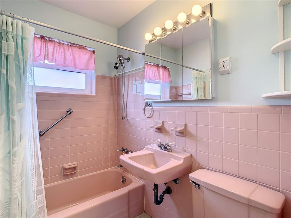 For Rent: $1,640 (2 beds, 1 baths, 812 Square Feet)