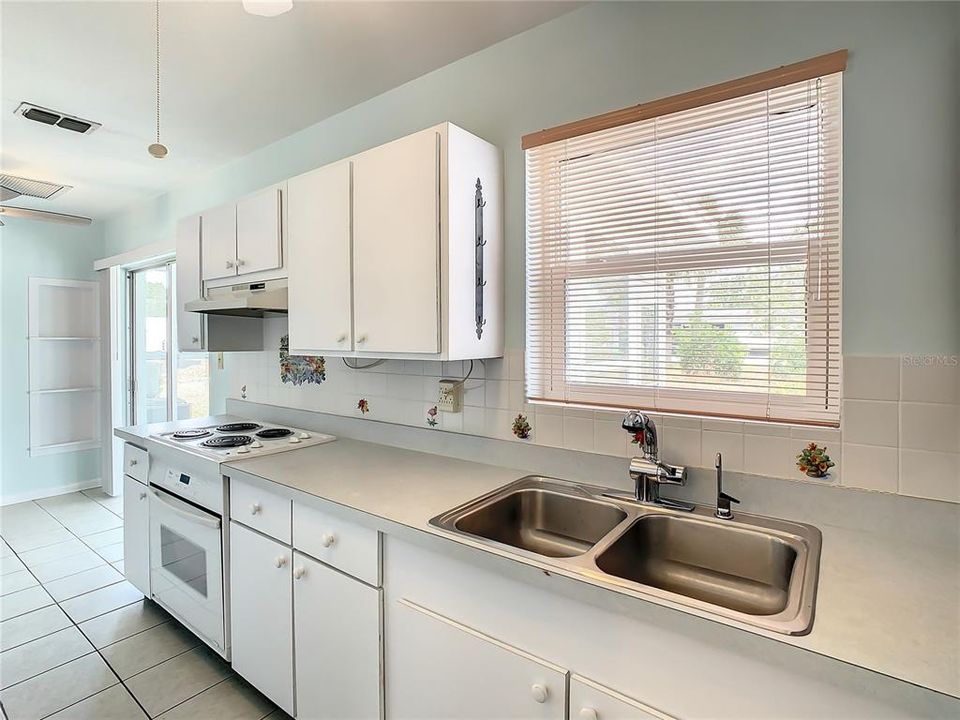 For Rent: $1,640 (2 beds, 1 baths, 812 Square Feet)