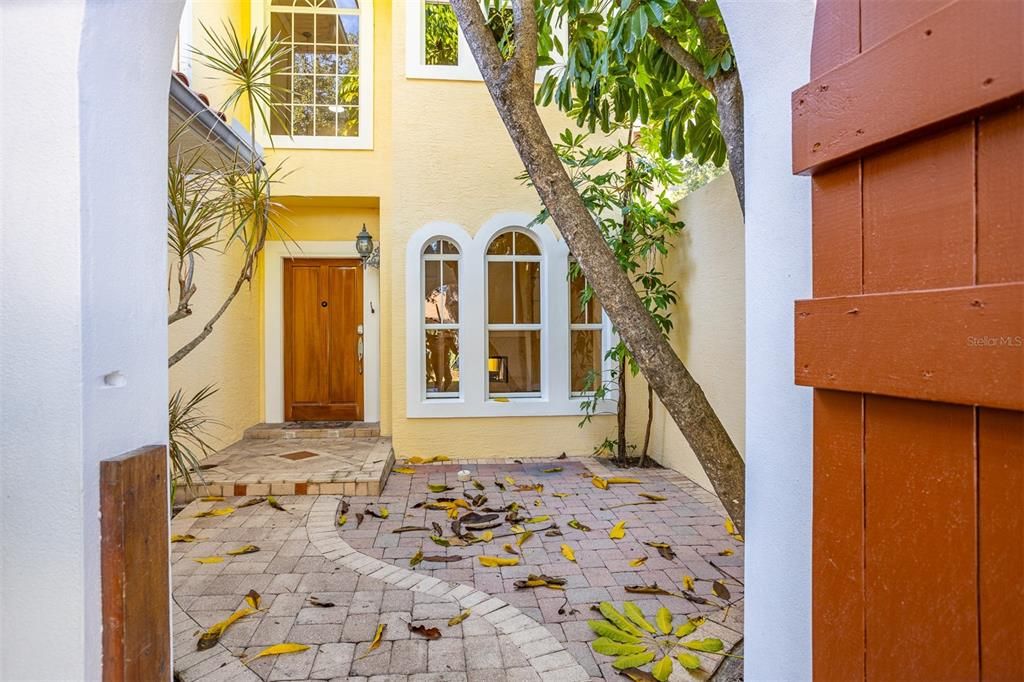 En Renta: $7,000 (4 camas, 3 baños, 2393 Pies cuadrados)