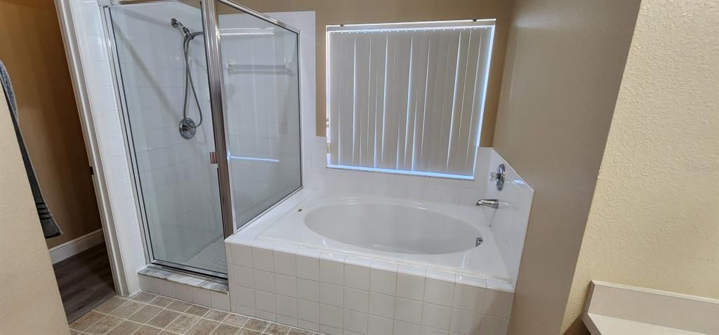 For Sale: $319,900 (4 beds, 2 baths, 1694 Square Feet)