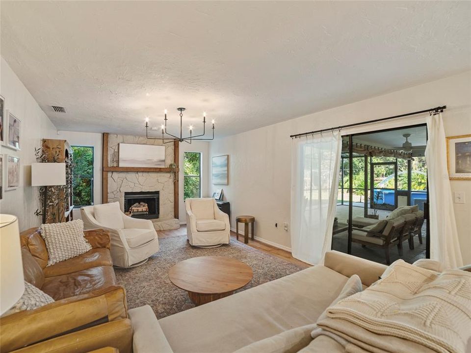 For Sale: $425,000 (3 beds, 2 baths, 1594 Square Feet)