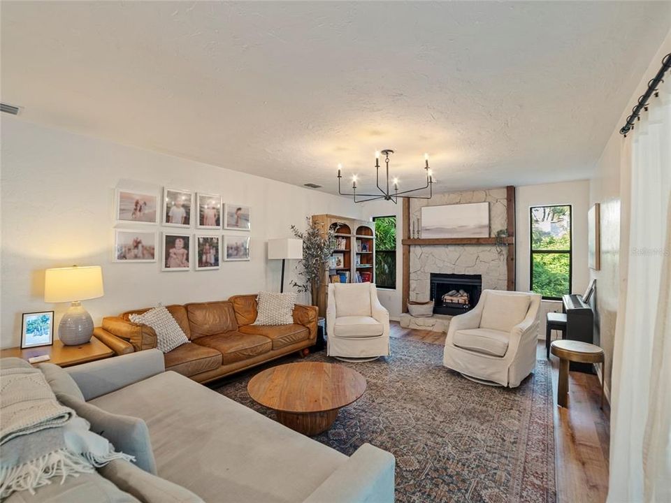 For Sale: $425,000 (3 beds, 2 baths, 1594 Square Feet)