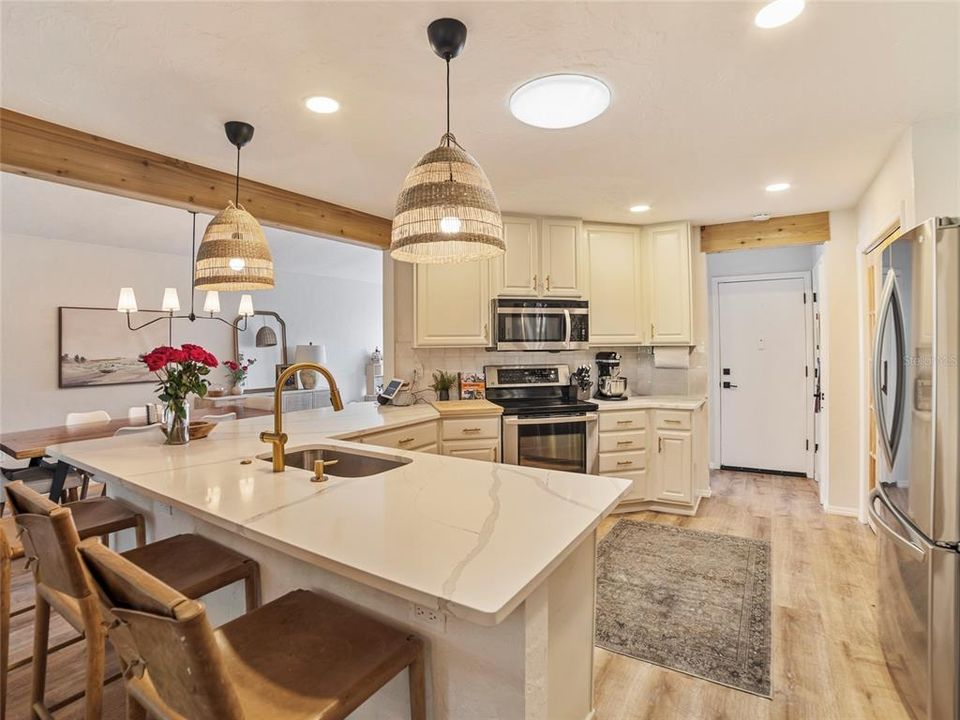 For Sale: $425,000 (3 beds, 2 baths, 1594 Square Feet)