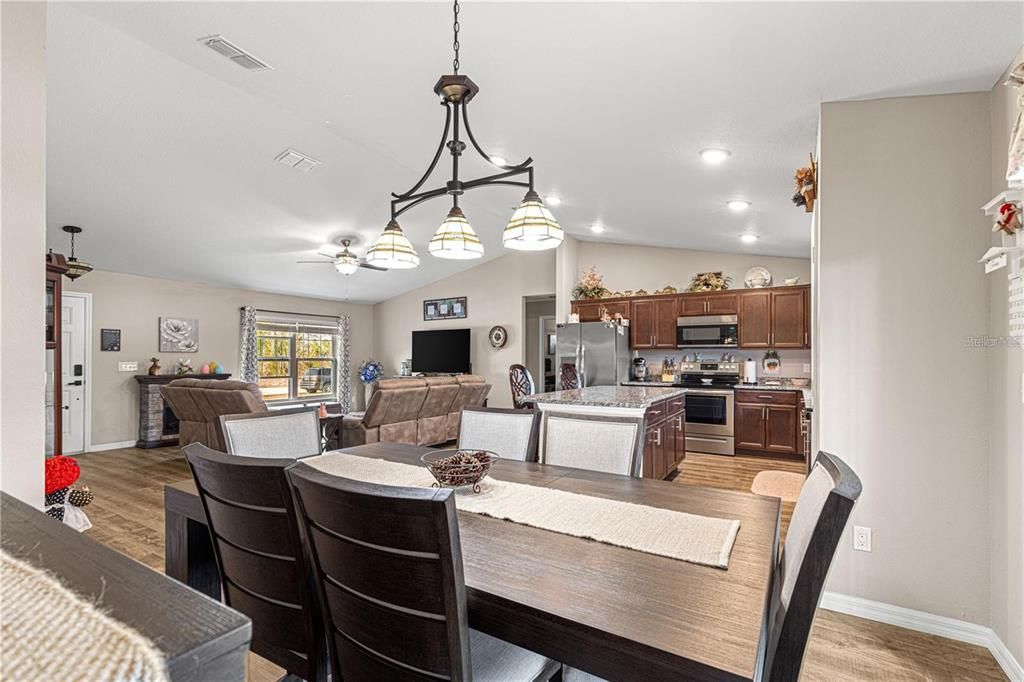 待售: $240,000 (3 贝兹, 2 浴室, 1599 平方英尺)