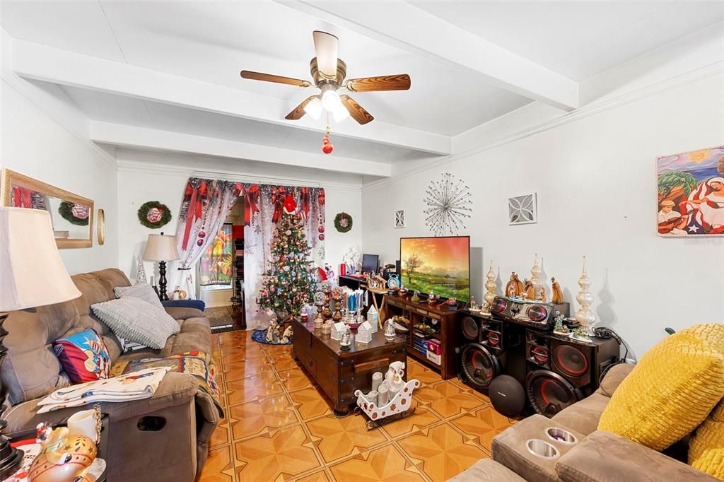 На продажу: $179,999 (3 спален, 1 ванн, 960 Квадратных фут)