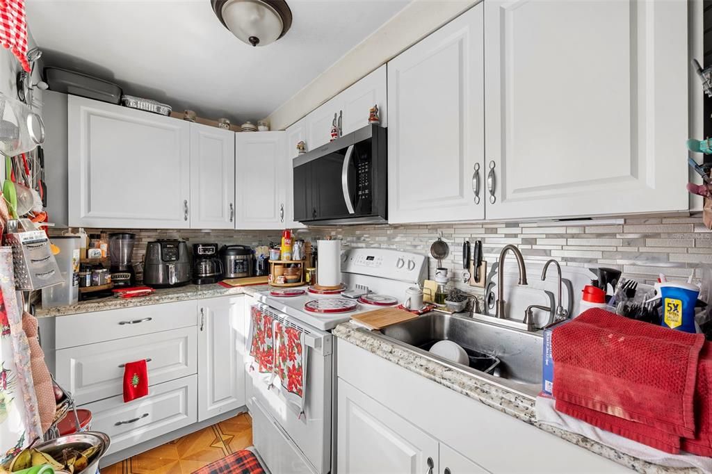 На продажу: $179,999 (3 спален, 1 ванн, 960 Квадратных фут)