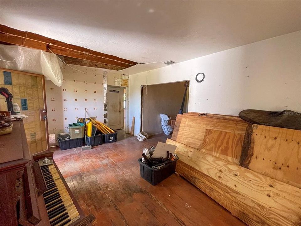 Active With Contract: $250,000 (2 beds, 2 baths, 1303 Square Feet)