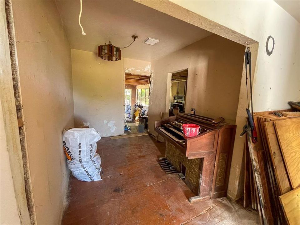 Active With Contract: $250,000 (2 beds, 2 baths, 1303 Square Feet)