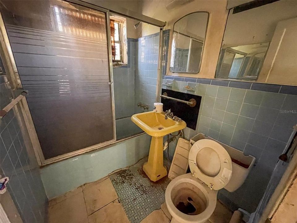 Active With Contract: $250,000 (2 beds, 2 baths, 1303 Square Feet)