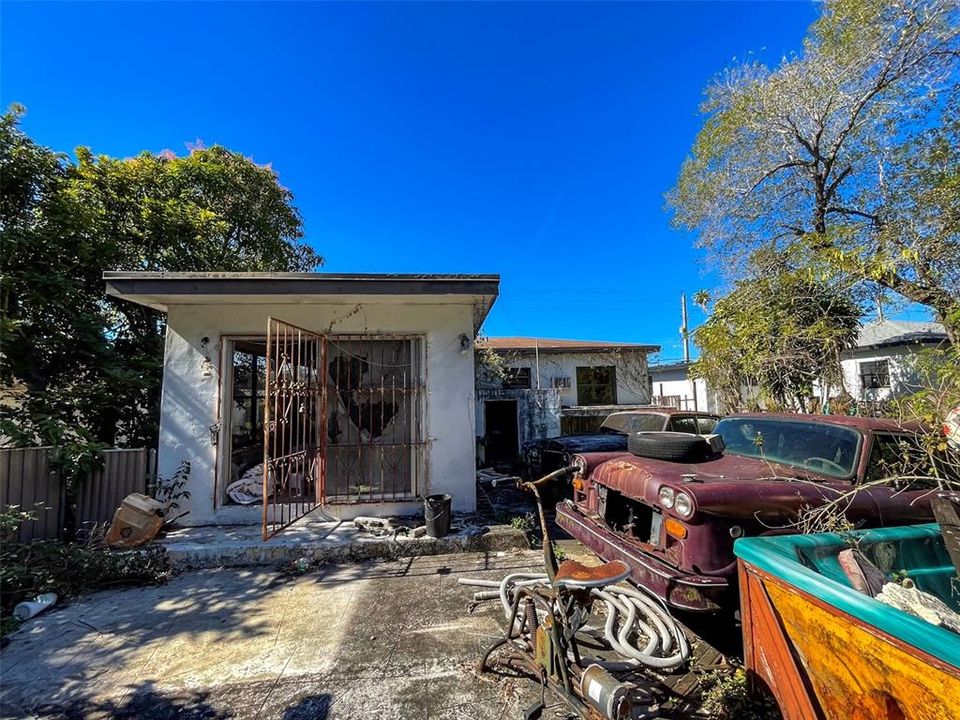 Active With Contract: $250,000 (2 beds, 2 baths, 1303 Square Feet)