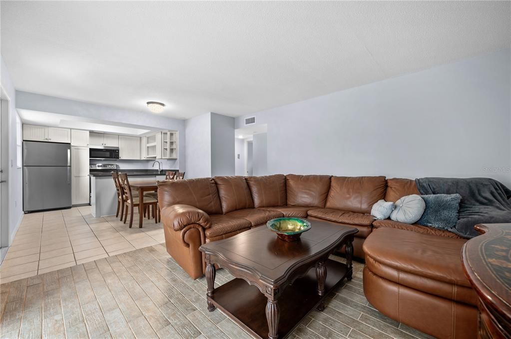 На продажу: $250,000 (2 спален, 2 ванн, 793 Квадратных фут)