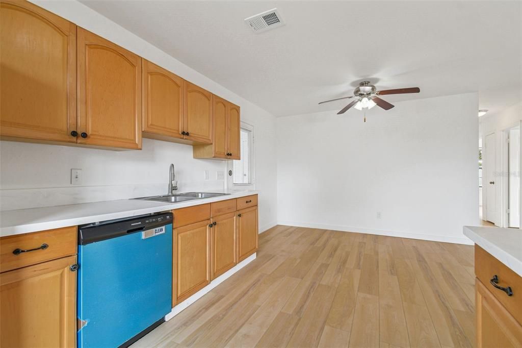 待售: $449,000 (3 贝兹, 2 浴室, 1040 平方英尺)