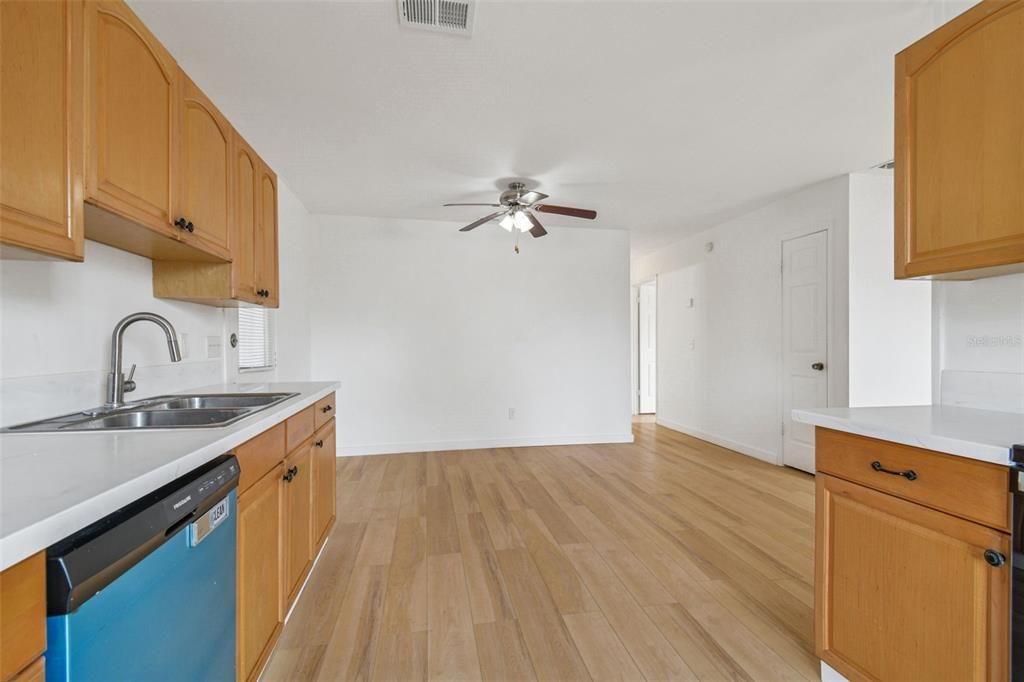 待售: $449,000 (3 贝兹, 2 浴室, 1040 平方英尺)