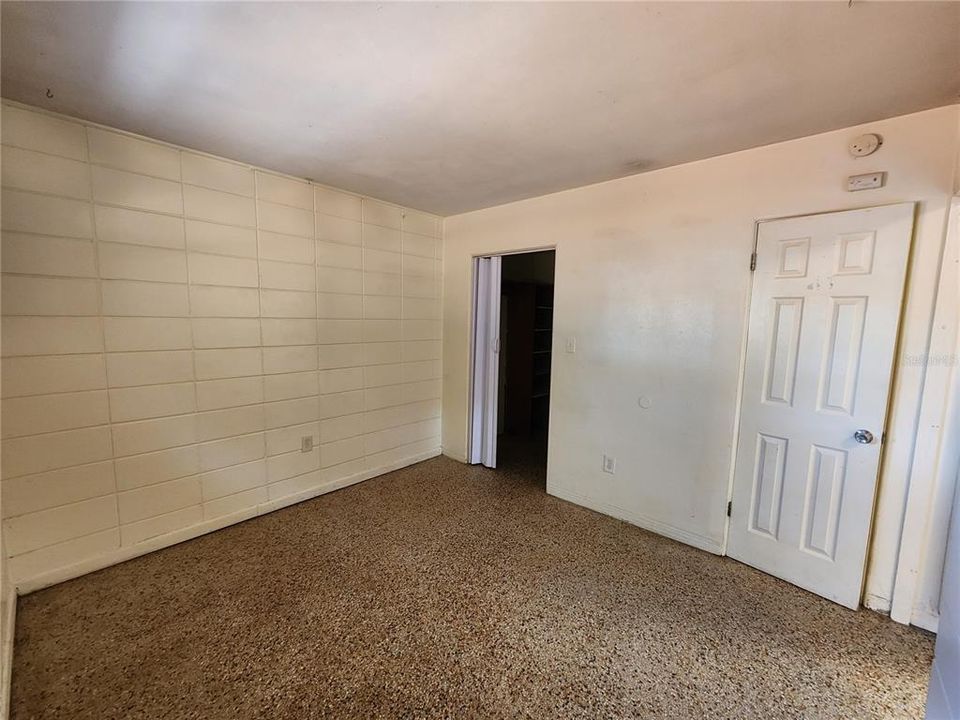 出租: $805 (1 贝兹, 1 浴室, 416 平方英尺)