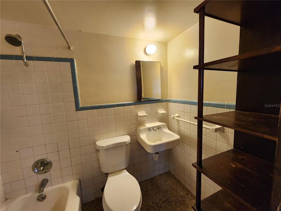 出租: $805 (1 贝兹, 1 浴室, 416 平方英尺)