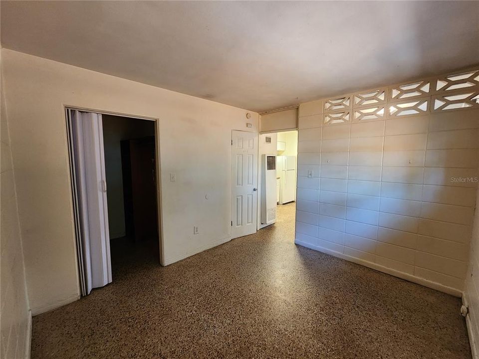 出租: $805 (1 贝兹, 1 浴室, 416 平方英尺)