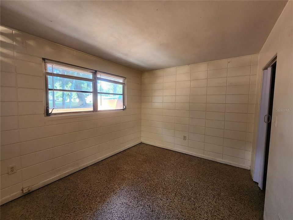 出租: $805 (1 贝兹, 1 浴室, 416 平方英尺)