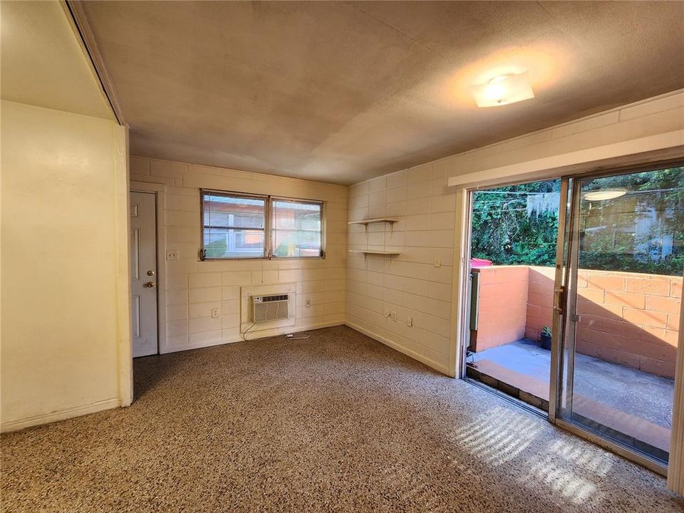 出租: $805 (1 贝兹, 1 浴室, 416 平方英尺)