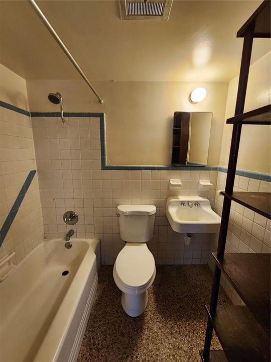 出租: $805 (1 贝兹, 1 浴室, 416 平方英尺)