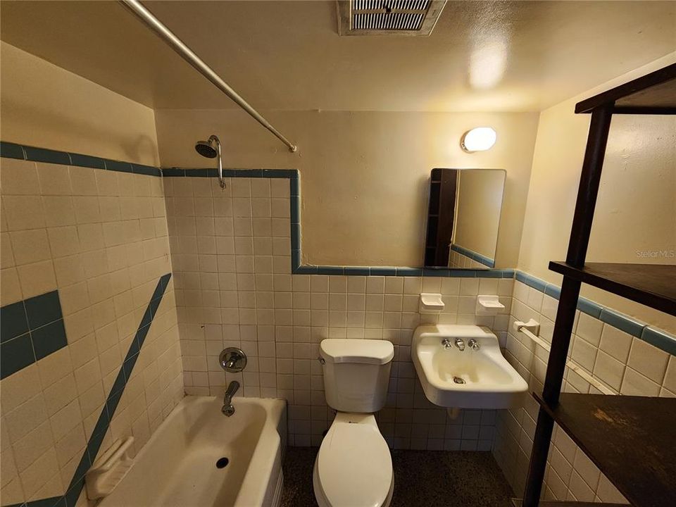 出租: $805 (1 贝兹, 1 浴室, 416 平方英尺)