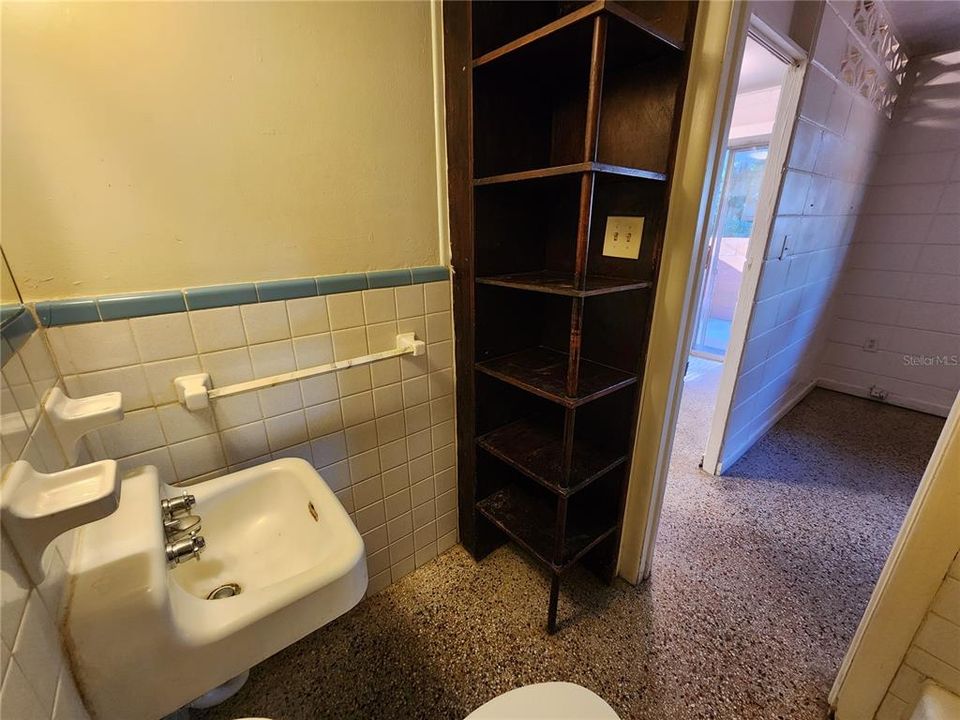 出租: $805 (1 贝兹, 1 浴室, 416 平方英尺)