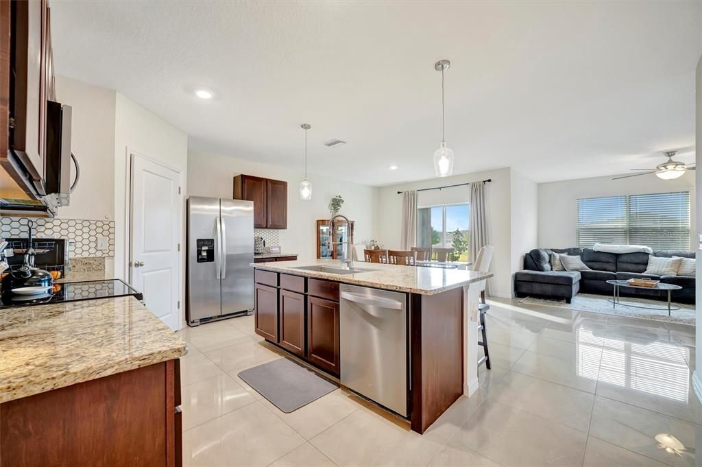 待售: $349,900 (4 贝兹, 2 浴室, 1846 平方英尺)