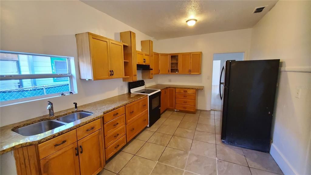 待售: $265,000 (4 贝兹, 2 浴室, 1349 平方英尺)