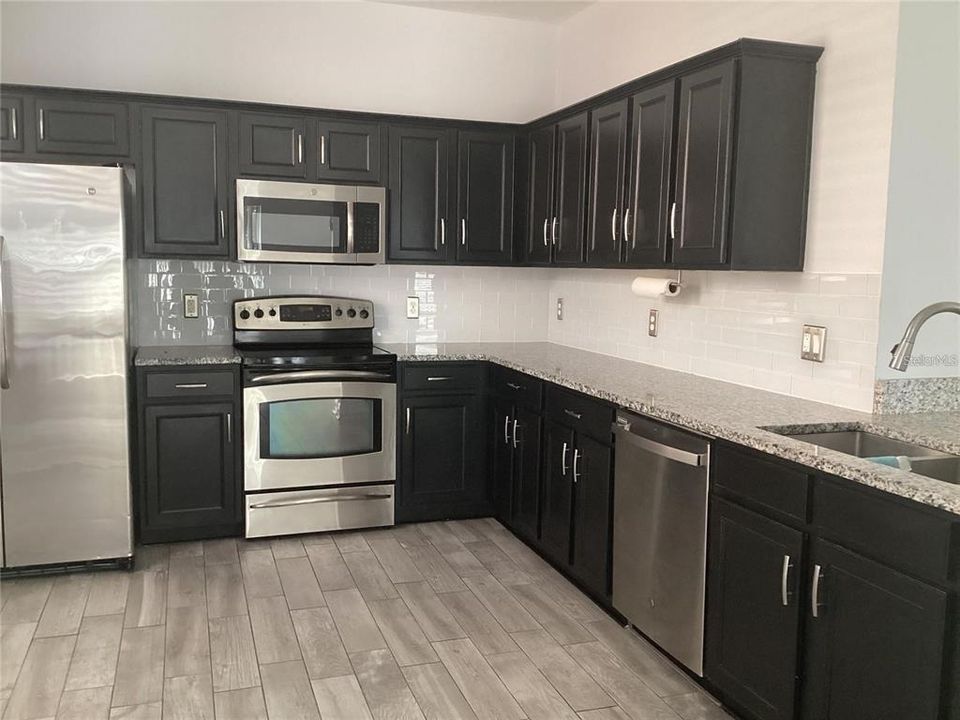 出租: $2,050 (3 贝兹, 2 浴室, 1588 平方英尺)