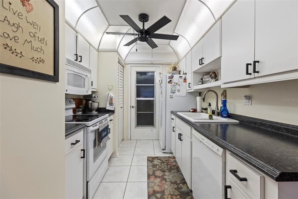 На продажу: $165,000 (1 спален, 1 ванн, 949 Квадратных фут)