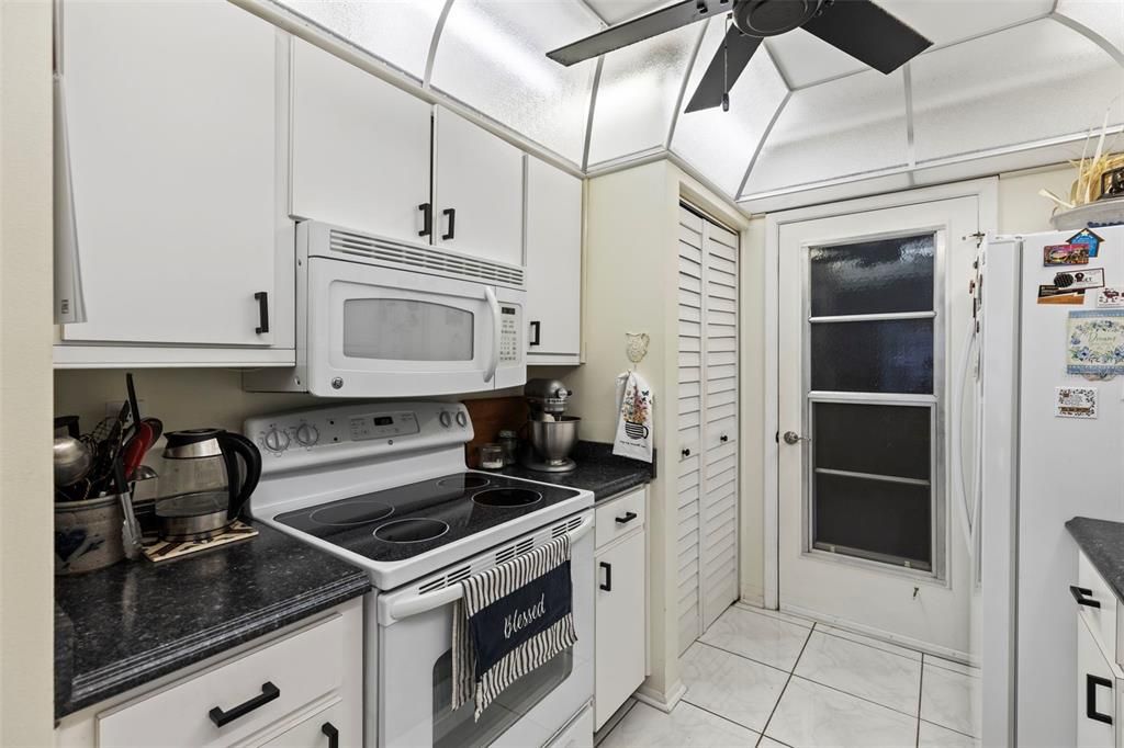 На продажу: $165,000 (1 спален, 1 ванн, 949 Квадратных фут)