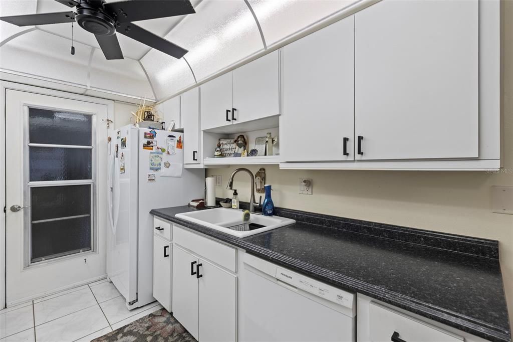 На продажу: $165,000 (1 спален, 1 ванн, 949 Квадратных фут)