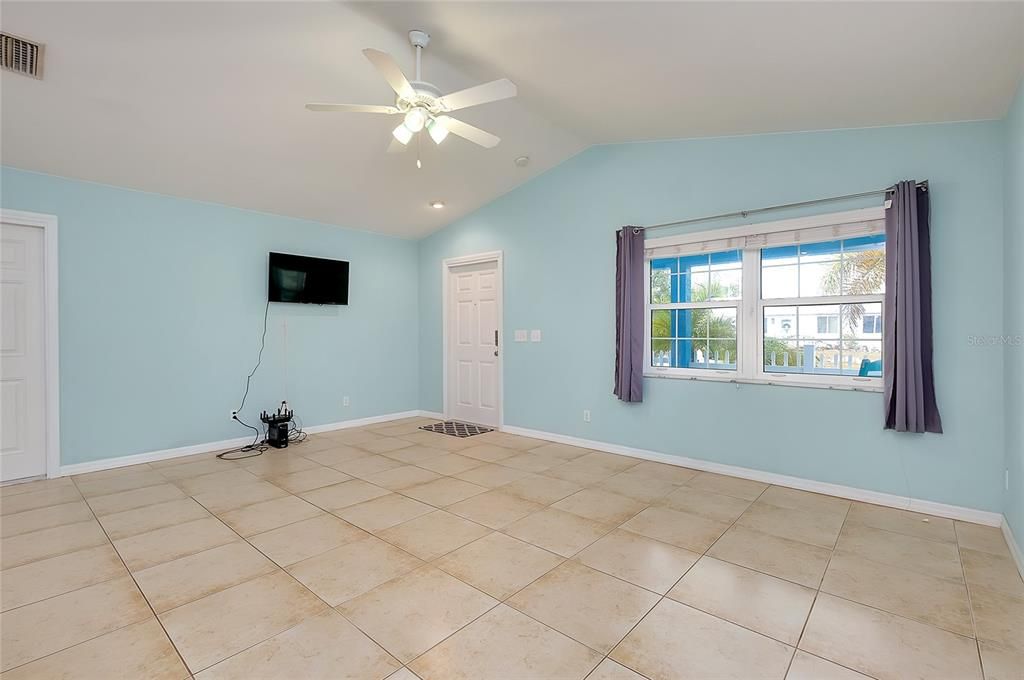 待售: $325,000 (2 贝兹, 2 浴室, 1180 平方英尺)